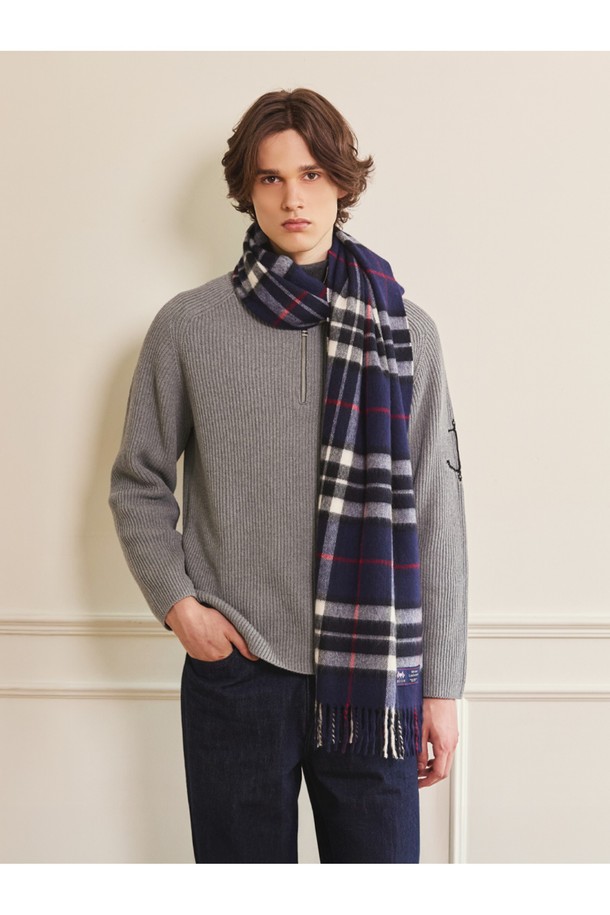 메리노울 숄 머플러 50cm - 네이비 톰슨은 부드러운 촉감의 메리노울 소재로 제작되어 가을, 겨울철 따뜻함을 선사합니다. 클래식한 체크 패턴과 멜란지 기법이 적용되어 세련된 분위기를 연출하며, 넉넉한 50cm 폭과 프린지 디자인으로 포인트를 더했습니다. 보온, 흡습, 통기 기능은 물론, 프리미엄 램스울과 울마크 인증으로 품질을 보장합니다. 겨울 데일리룩, 모임룩, 산책룩 등 다양한 TPO에 클래식, 미니멀, 캐주얼 스타일로 활용하기 좋습니다. 네이비 컬러는 어떤 의상에도 잘 어울려 실용적인 아이템입니다.
