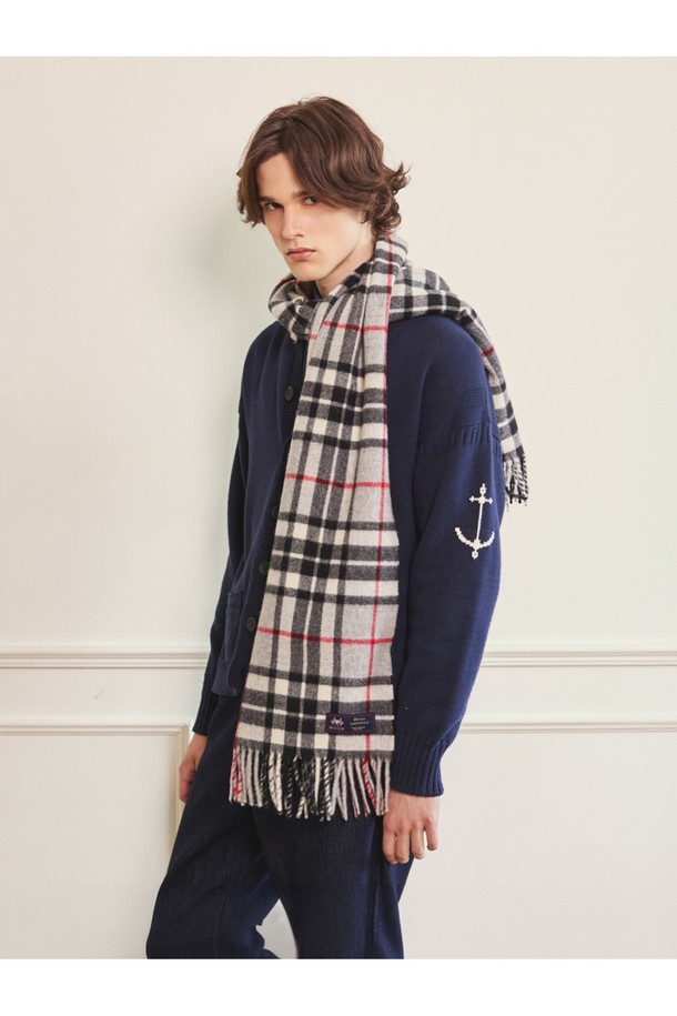 메리노울 숄 머플러 50cm - 그레이 톰슨은 100% 메리노 램스울 소재로 제작되어 부드러운 촉감과 뛰어난 보온성을 자랑합니다. 멜란지 기법과 다양한 컬러 원사 혼합으로 은은하고 세련된 분위기를 연출하며, 체크 패턴이 클래식하면서도 베이직한 스타일을 더합니다. 가을, 겨울철 데일리룩과 산책룩에 매치하기 좋으며, 중간 두께감으로 답답함 없이 따뜻하게 착용할 수 있습니다. 프린지 디자인이 돋보이며, 항균 및 방취 기능과 통기성까지 갖춰 실용적입니다.
