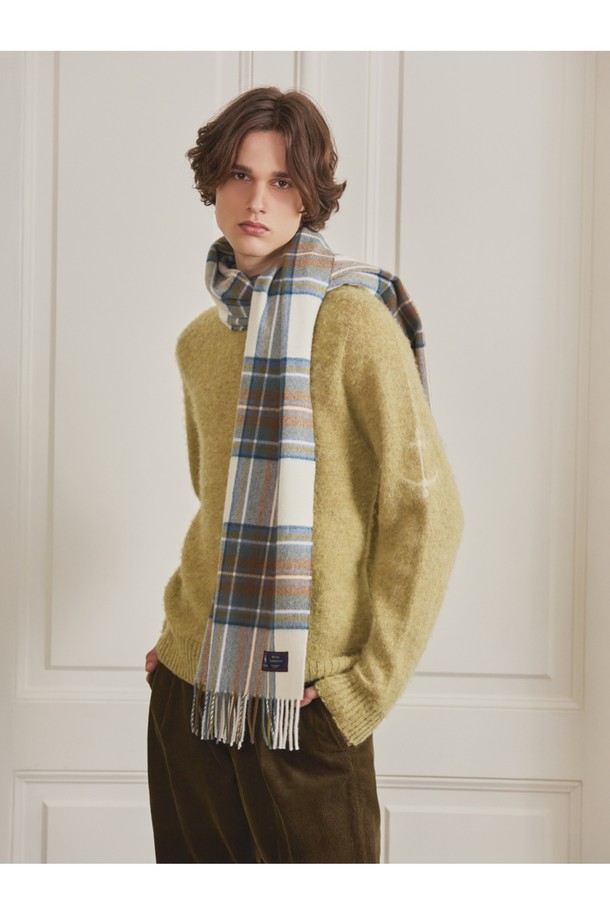 메리노 울 숄 머플러 50cm - 뉴 뮤티드 블루 스튜어트는 부드러운 촉감의 메리노 울 소재로 제작되어 가을, 겨울에 포근함을 선사합니다. 멜란지 기법을 통해 다채로운 색감을 표현했으며, 최대 7가지 컬러가 혼합되어 고급스러운 분위기를 자아냅니다. 클래식한 체크 패턴과 프린지 디자인이 돋보이며, 일상 또는 포멀 룩에 모두 잘 어울립니다. 보온, 흡습, 통기 기능은 물론, 자연스러운 항균 및 탈취 기능과 온도 조절 기능까지 갖춰 실용적입니다. 오피스룩, 모임룩, 겨울 데일리룩에 스타일리시하게 매치할 수 있습니다.
