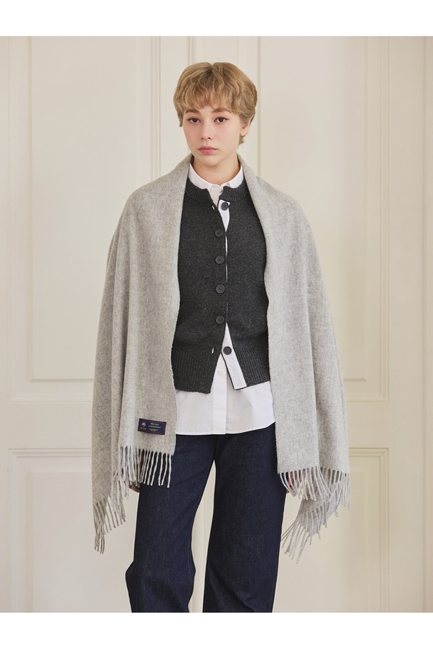 메리노울 숄 70cm - 실버는 가을, 겨울에 어울리는 우아하고 따뜻한 숄입니다. 부드러운 메리노 램스울 소재로 제작되어 뛰어난 보온성을 제공하며, 은은한 실버 컬러와 밀란지 패턴이 고급스러운 분위기를 더합니다. 얇은 두께감으로 답답함 없이 착용 가능하며, 프린지 디자인이 세련된 포인트를 줍니다. 일상, 격식 있는 자리 모두 활용 가능하며, 보온, 흡습, 통기, 항균, 방취 기능으로 쾌적하게 착용할 수 있습니다. 빛과 각도에 따라 다채로운 색감을 자아내며 7가지 색상이 혼합되어 더욱 매력적입니다.
