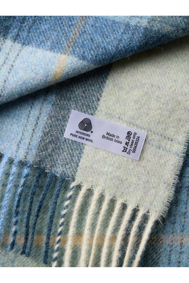 포근한 셔틀랜드 울 소재의 블랭킷, 스카이 블루 컬러가 당신의 공간에 부드러운 매력을 더합니다. 체크와 플라워 패턴이 조화롭게 어우러져 클래식, 미니멀, 캐주얼 등 다양한 스타일 연출에 용이합니다. 두꺼운 두께감과 부드러운 촉감으로 실내에서 포근함을 선사하며, 울마크 인증을 받은 셔틀랜드 울은 보온, 통기성, 항균, 소취 기능까지 갖춰 사계절 내내 쾌적하게 사용 가능합니다. 프린지 디자인으로 포인트를 더했으며, 멜란지 기법과 친환경 생산, 동물복지 기준 준수로 높은 품질을 자랑합니다.
