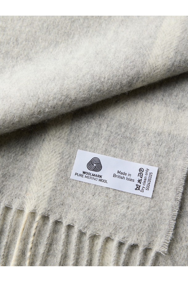 메리노 울 블랭킷 - 윈도우페인 그레이는 부드러운 촉감과 뛰어난 보온성을 자랑하는 겨울용 블랭킷입니다. 145cm X 190cm 사이즈로, 메리노 울 100% 소재와 영국 전통 스타일의 윈도우페인(체크) 패턴이 어우러져 클래식하고 미니멀한 분위기를 연출합니다. 복합 멜란지 컬러링 기법과 프린지 디테일이 돋보이며, 항균 및 방취 기능, 뛰어난 수분 흡수/발산 능력으로 쾌적하게 사용할 수 있습니다. 집콕, 겨울 데일리룩, 캠핑 등 다양한 TPO에 활용하여 포근하고 따뜻한 겨울을 보내세요. 필링 방지 및 형태 유지력이 우수하여 오래도록 변함없이 사용할 수 있습니다.
