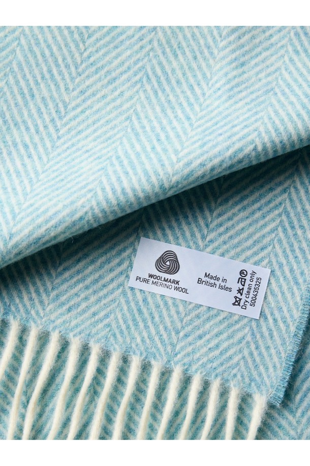 메리노 울 블랭킷 - 아쿠아는 부드러운 촉감과 포근함을 선사하는 겨울철 필수 아이템입니다. 울마크 인증을 받은 메리노 울 소재로 제작되어 보온성은 물론 정전기 방지 기능까지 갖췄습니다. 7가지 색상의 실을 혼합하여 500가지 이상의 다채로운 컬러 변형이 가능하며, 클래식하면서도 모던한 스타일을 연출합니다. 두꺼운 두께감과 자연스러운 광택감, 그리고 방수 기능까지 더해져 집콕룩과 겨울 데일리룩에 완벽하게 어울립니다. 뛰어난 내구성과 프리미엄 가공으로 오래도록 변함없는 가치를 경험해 보세요.
