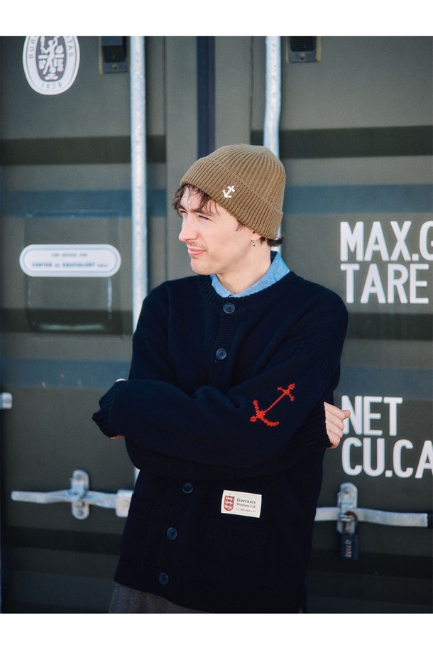 17세기 전통 피셔맨 가디건 디자인을 재현한 헤비코튼 피셔맨 헤리티지 가디건 - 블랙입니다. 튼튼하고 두꺼운 면 소재로 제작되어 가을, 겨울철 잦은 착용에도 끄떡없으며, 레귤러핏으로 편안한 착용감을 선사합니다. 클래식과 캐주얼 스타일을 아우르는 디자인으로, 다이아몬드 형태의 거셋 디테일, 손가락 구멍, 왼쪽 소매 앵커 포인트, 레오파드 엠블럼 디테일을 더해 소장 가치를 높였습니다. 라운드넥에 긴 소매 기장으로 제작되었으며, 밑단 트임으로 활동성을 더했습니다. 겨울 데일리룩 또는 모임룩에 활용하여 미니멀하면서도 스타일리시한 연출을 해보세요. 
