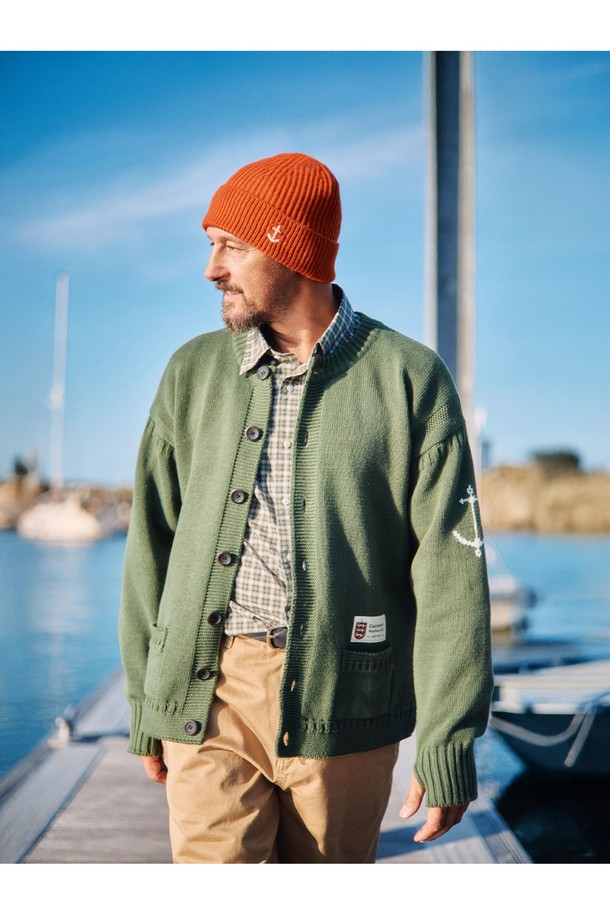 헤비코튼 피셔맨 헤리티지 가디건 - 오렌지 레드는 가을, 겨울에 어울리는 클래식 스타일의 가디건입니다. 울 소재의 두꺼운 두께감으로 보온성과 방풍 기능이 뛰어나며, 손가락 구멍 디테일이 특징입니다. 
레귤러핏 라운드넥 디자인에 케이블 및 골지 패턴이 돋보이며, 긴 소매 기장으로 포근함을 더합니다. 
일상은 물론, 모임룩으로도 활용 가능한 멀티플라이 꼬임 원사 구조의 아시안 체형 맞춤 사이즈 가디건입니다. 
뻣뻣한 촉감과 톤다운된 오렌지 레드 컬러가 클래식하고 미니멀한 분위기를 연출합니다.
