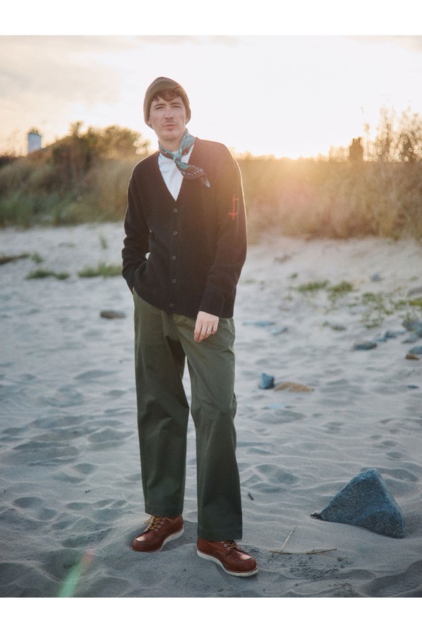 슈퍼 파인 메리노울 브이넥 가디건 - 네이비는 가을, 겨울 시즌을 위한 클래식하고 베이직한 스타일의 니트 가디건입니다. 부드러운 촉감의 슈퍼 파인 메리노울 소재와 두꺼운 두께감으로 뛰어난 보온성을 제공하며, 방풍 및 통기 기능도 갖추었습니다. 레귤러 핏에 브이넥 디자인으로 제작되었으며, 긴 소매와 웨이브, 케이블 패턴, 손가락 구멍, 포켓 디테일이 특징입니다. 링킹 기법과 고밀도 원사를 사용하여 완성도를 높였으며, 데일리룩, 출근룩, 데이트룩 등 다양한 TPO에 활용하기 좋습니다.
