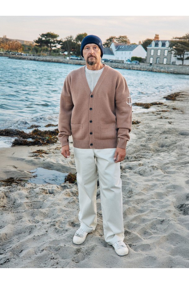 슈퍼 파인 메리노울 브이넥 가디건 - 카멜 브라운은 부드러운 촉감과 뛰어난 보온성을 자랑하는 가을/겨울 필수 아이템입니다. 18.5마이크로미터 이하의 초미세 등급 메리노울 소재로 제작되어 밀도 높은 짜임과 단단한 조직감을 느낄 수 있습니다. 베이직하고 클래식한 디자인으로, 포켓과 핑거홀, 사시 봉제 마감, 깔끔한 봉제선 등의 디테일이 돋보입니다. 레귤러핏에 브이넥으로 디자인되어 겨울 데일리룩, 오피스룩, 모임룩 등 다양한 TPO에 활용하기 좋습니다. 카멜 브라운을 포함한 네이비, 미드 그레이, 체스트넛, 포레스트 그린 5가지의 다채로운 컬러로 만나보세요.
