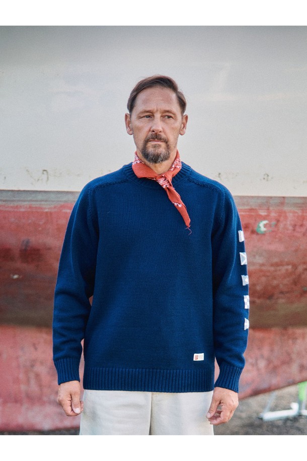 2차 세계대전 영국 해군을 모티브로 한 헤비코튼 시그널 플래그 스웨터 - 네이비 제품입니다. 10수 고급 코튼 원사를 사용하여 묵직한 촉감과 두꺼운 두께감을 느낄 수 있습니다. 네이비, 멀란지 그레이, 바닐라 크림, 카밀 머스타드, 오렌지, 바질 그린 등 다양한 색상으로 출시되었습니다. 라운드넥에 레귤러핏으로 제작되었으며, 긴 소매와 핑거 홀 디테일이 돋보입니다. 모던, 클래식 스타일을 즐기는 겨울 데일리룩에 활용하기 좋습니다.
