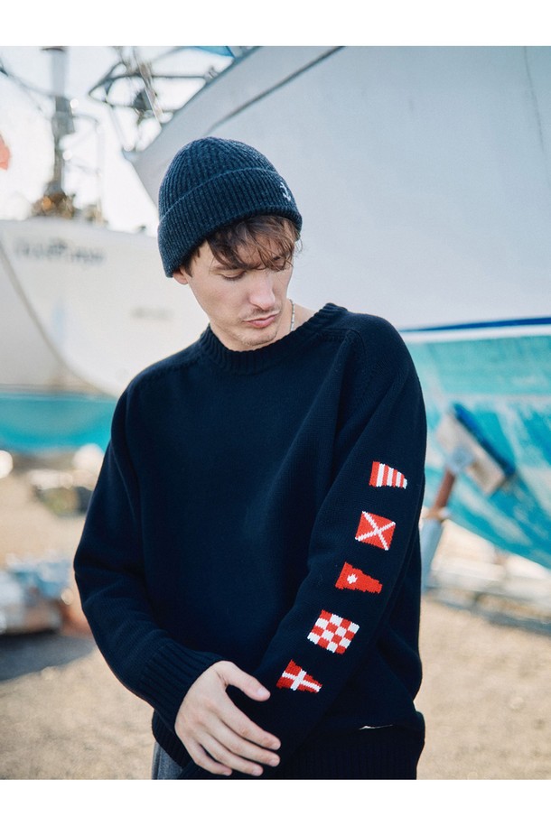 헤비코튼 시그널 플래그 스웨터 - 머스타드는 2차 세계 대전 당시 영국 해군을 모티브로 디자인된, 묵직한 촉감의 헤비 코튼 스웨터입니다. 10수 고급 코튼 원사를 사용하여 보온성이 뛰어나 가을, 겨울철 데일리룩, 산책룩, 카페룩 등 다양한 TPO에 활용하기 좋습니다. 레귤러 핏으로 제작되었으며, 라운드넥 디자인과 긴 소매, 핑거홀 적용으로 실용성을 더했습니다. 캐주얼, 클래식, 미니멀 등 어떤 스타일에도 잘 어울리는 머스타드 컬러의 시그널 플래그 패턴 스웨터입니다. 성형 편직 방식과 사시 봉제 마감으로 높은 퀄리티를 자랑합니다.
