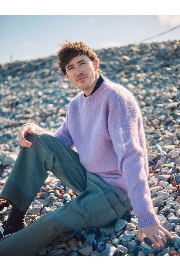 부드러운 셔틀랜드울 소재의 쉐기독 홀가먼트 스웨터입니다. 봉제선 없는 홀가먼트 구조로 제작되어 자연스러운 실루엣을 연출하며, 왼쪽 소매의 앵커 포인트 디테일이 특징입니다. 브러싱 처리로 복슬복슬한 질감을 살렸으며, 공기층을 형성하여 뛰어난 보온성을 제공합니다. 그레이프주스 컬러로, 가을, 겨울철 데일리룩에 클래식, 미니멀, 캐주얼 스타일로 활용하기 좋습니다. 튼튼하고 탄력적인 소재로 오래도록 따뜻하게 착용할 수 있습니다.
