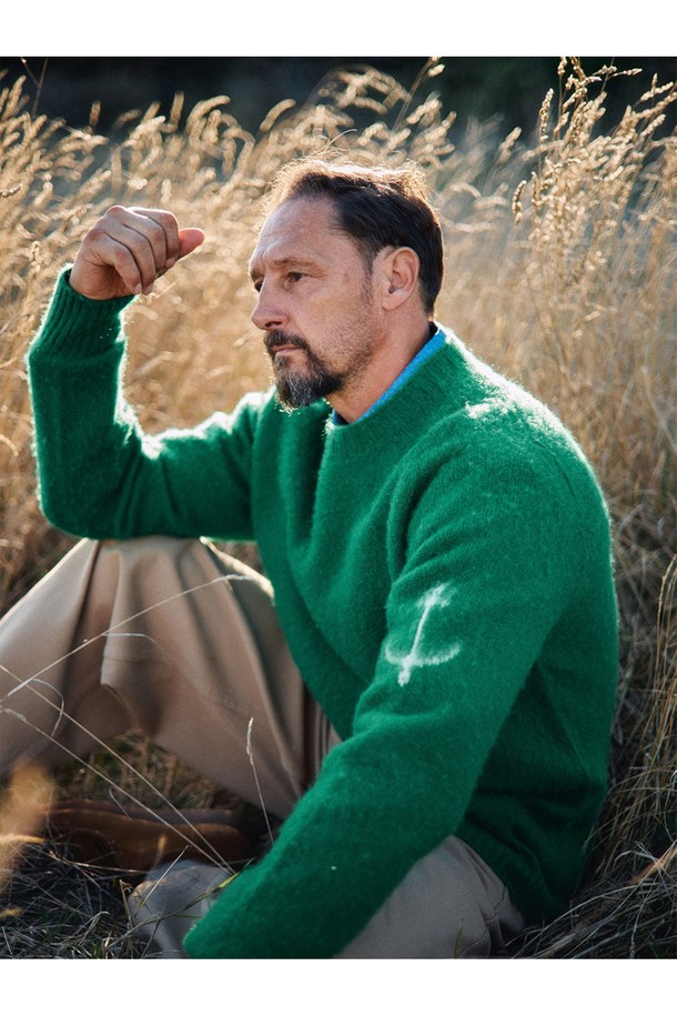 셔틀랜드울(Shetland Wool) 쉐기독 홀가먼트 스웨터 - 코코아는 부드러운 촉감과 따뜻한 보온성을 자랑하는 울 소재의 스웨터입니다. 은은한 빗줄 패턴과 봉제선 없는 홀가먼트 공법으로 제작되어 편안한 착용감을 선사합니다. 1950년대 셔틀랜드 스웨터를 재해석하여 클래식하고 빈티지한 무드를 연출하며, 왼쪽 소매 앵커 포인트 디테일이 돋보입니다. 가을, 겨울 시즌 데일리룩, 카페룩, 데이트룩 등 다양한 스타일에 매치하여 클래식, 미니멀, 캐주얼 스타일을 완성해보세요. 코코아를 포함한 18가지 다채로운 컬러 옵션(크림브륄레, 머디, 퍼피, 살몬, 오렌지, 던 그레이, 블랙, 페퍼, 딥 블루, 피카딜리, 고흐 블루, 그레이프주스, 허브빌리, 커스터드, 모스 브라운, 포레스트 그린, 마말레이드)으로 만나보실 수 있습니다.
