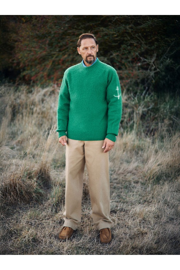 셔틀랜드울 쉐기독 홀가먼트 스웨터 - 포레스트 그린은 겨울 데일리룩과 클래식, 미니멀 스타일을 위한 완벽한 선택입니다. 부드러운 촉감의 셔틀랜드 울 소재로 제작되어 보온성과 방풍 기능을 제공하며, 두꺼운 두께감으로 추운 날씨에도 따뜻하게 착용할 수 있습니다. 브러싱 처리된 울 텍스처와 공기층 형성은 뛰어난 보온성을 선사하고, 빈티지한 감성을 더합니다. 홀가먼트 구조(무봉제 니팅)로 제작되어 편안한 착용감을 자랑하며, 레귤러핏 라운드넥 디자인으로 어떤 스타일에도 잘 어울립니다. 포레스트 그린 컬러는 깊이 있는 분위기를 자아내며, 클래식한 스타일을 더욱 돋보이게 합니다.
