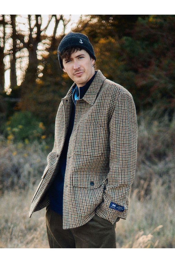 아브라함문 하운드투스 울 초어 재킷 - 클래식 카멜은 가을, 겨울 시즌에 어울리는 아우터입니다. 부드러운 울 소재로 제작되어 따뜻하고 편안한 착용감을 선사하며, 넥밴드 디테일과 자연스러운 어깨 라인으로 세련된 실루엣을 연출합니다. 클래식한 하운드투스 패턴과 카멜 컬러가 어우러져 오피스룩, 비즈니스 캐주얼, 겨울 데일리룩 등 다양한 TPO에 활용 가능하며 미니멀하고 클래식한 스타일을 완성합니다. 내부 웰트 포켓과 외부 플랩 포켓, 로고 각인 혼 버튼, 밀키한 마감, 빈티지한 느낌 등 섬세한 디테일이 돋보입니다. 내추럴 핏으로 편안하게 착용할 수 있는 레귤러 기장의 긴소매 버튼 여밈 재킷입니다.
