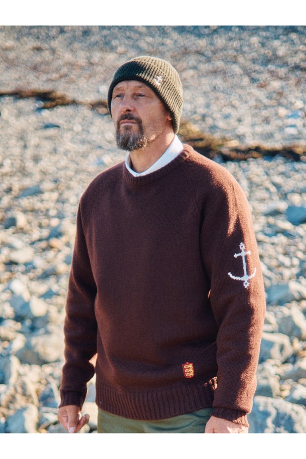 앵커 플로팅 숏 비니 - 다크 올리브는 겨울과 가을에 착용하기 좋은 모자입니다. 부드러운 울 소재로 제작되어 보온성과 방풍 기능을 제공하며, 숏 기장으로 제작되어 활동성을 높였습니다. 앵커 포인트 디테일과 전통적인 니트 패턴이 특징이며, 고밀도 니트 구조와 심리스 구조로 편안한 착용감을 선사합니다. 특히, 한국 시장 전용 커스텀 버전으로 아시안 체형에 맞춰 제작되었습니다. 클래식, 캐주얼, 미니멀 스타일의 겨울 데일리룩, 산책룩, 여행룩에 잘 어울립니다.
