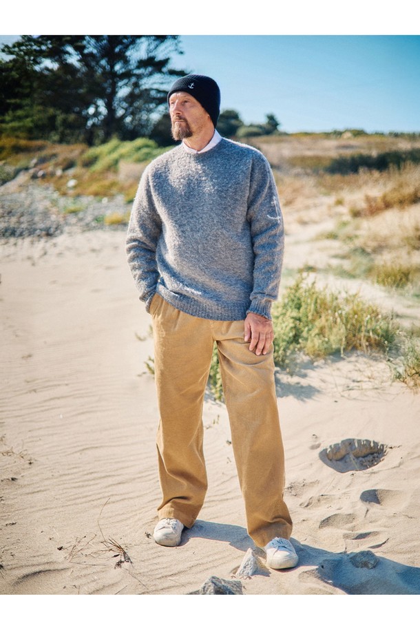 부드러운 셔틀랜드울 소재의 쉐기독 홀가먼트 스웨터입니다. 던 그레이 컬러로, 가을과 겨울에 따뜻하게 착용하기 좋습니다. 홀가먼트 공법으로 제작되어 봉제선 없이 자연스러운 실루엣을 연출하며, 입체적인 3차원 디자인이 특징입니다. 왼쪽 소매에는 앵커 포인트 디테일을 더해 포인트를 주었으며, 뛰어난 보온성과 복슬복슬한 텍스처로 편안한 착용감을 선사합니다. 베이직하고 클래식한 스타일로, 겨울 데일리룩, 모임룩, 출근룩에 활용하기 좋습니다.
