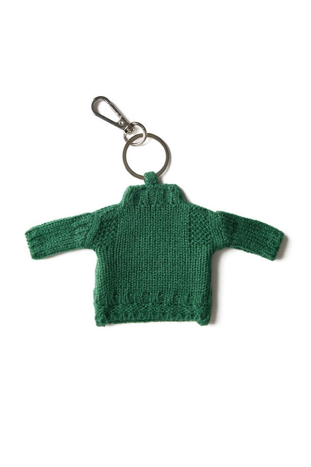 건지 더블크로스 스웨터 키링 - 그린은 겨울 데일리룩에 클래식하고 미니멀한 스타일을 더해줄 키링입니다. 아크릴 소재로 만들어져 단단한 촉감과 두꺼운 두께로 보온성과 바람 차단, 체온 유지를 돕습니다. 건지 스웨터 디자인을 기반으로, 실을 여러 겹 꼬아 만든 독특한 원사를 사용하여 밀도 높은 짜임이 특징입니다. 17세기부터 이어져 온 전통적인 제작 방식을 통해 클래식한 멋을 더했습니다. 그린 외에도 네이비, 그레이, 카키, 브라운, 오렌지, 블루, 블랙 등 다양한 컬러 옵션으로 만나보세요.
