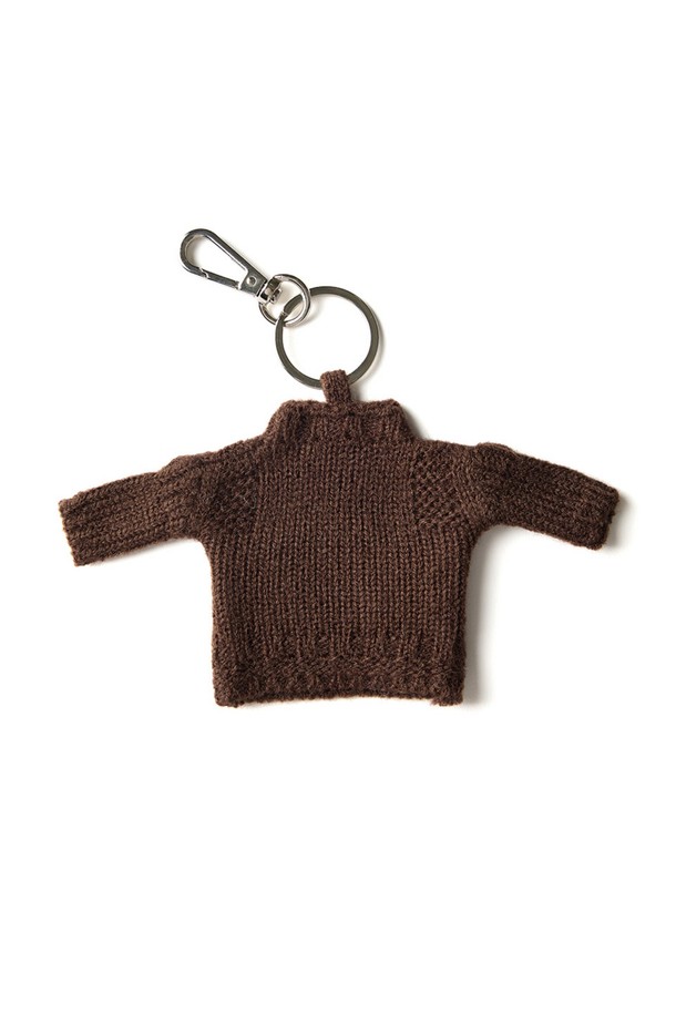 건지 더블크로스 스웨터 키링 - 브라운은 건지 섬의 더블크로스 국기 모티프를 담아낸 클래식 & 미니멀 스타일의 키링입니다. 브라운 컬러를 기반으로 아크릴 소재, 밀도 높은 짜임과 단단한 조직감, 여러 겹 꼬임 원사를 사용하여 보온성을 높였습니다. T자 형태, 파도, 빗줄 무늬에서 영감을 얻은 디자인은 두꺼운 두께감으로 독특한 매력을 선사합니다. 핑거홀 디테일이 더해져 실용성을 갖춘 데일리 아이템입니다.
