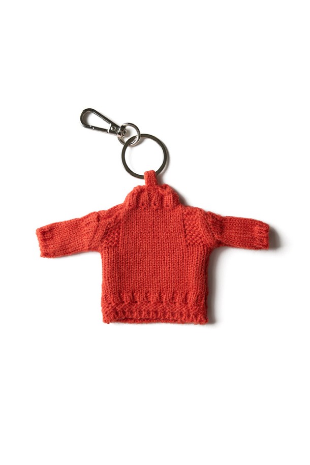 건지 더블크로스 스웨터 키링 - 오렌지는 클래식한 스타일의 키링입니다. 따뜻한 느낌을 주는 오렌지 컬러의 아크릴 소재로 제작되었으며, 두꺼운 두께감과 단단한 촉감이 특징입니다. 스웨터 모양 디자인에 더블크로스, 파도, 빗줄 패턴이 섬세하게 표현되어 있습니다. T자 형태 패턴과 밀도 높은 짜임, 여러 겹 꼬아 만든 원사가 돋보이는 디자인으로 보온 기능까지 갖춘 실용적인 아이템입니다. 흰 바탕에 붉은 세인트 조지 십자가와 금색 십자가가 포인트로 들어가 있습니다.
