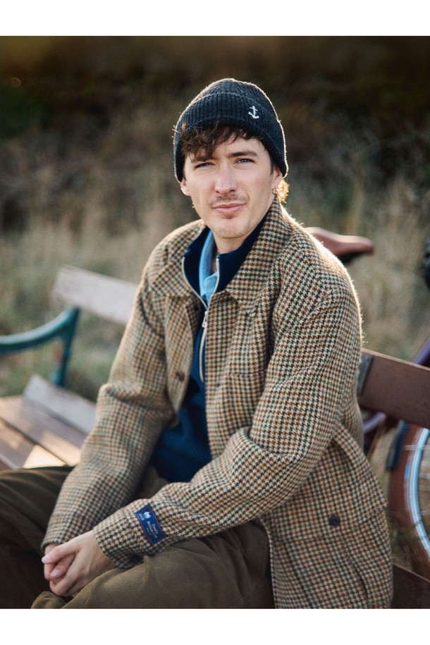 앵커 플로팅 숏 비니 - 차콜은 부드러운 촉감의 메리노 울 소재로 제작된 공용 비니입니다. 숏 기장으로 디자인되어 가을, 겨울철 데일리룩, 산책룩, 여행룩 등 다양한 TPO에 활용하기 좋습니다. 고밀도 니팅 공법과 두꺼운 두께감으로 보온성이 뛰어나며, 통기성 또한 우수하여 쾌적한 착용감을 제공합니다. 클래식, 미니멀, 캐주얼 스타일 모두 소화 가능하며, 앵커 디자인 장식이 포인트입니다. 내구성이 뛰어나 오랫동안 착용할 수 있습니다.
