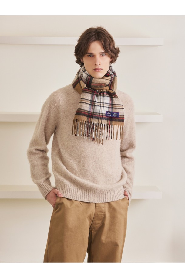 메리노울 숄 머플러 50cm - 카멜 스튜어트는 부드러운 촉감의 메리노울 소재로 제작된 머플러입니다. 카멜과 멜란지 컬러의 조화, 클래식하면서도 캐주얼한 체크 패턴이 특징입니다. 가을과 겨울 시즌에 보온성을 더하며, 데이트룩, 출근룩, 모임룩 등 다양한 TPO에 활용할 수 있습니다. 50cm 너비로 제작되어 활용도가 높으며, 클래식, 캐주얼, 미니멀 스타일 모두 소화 가능합니다.
