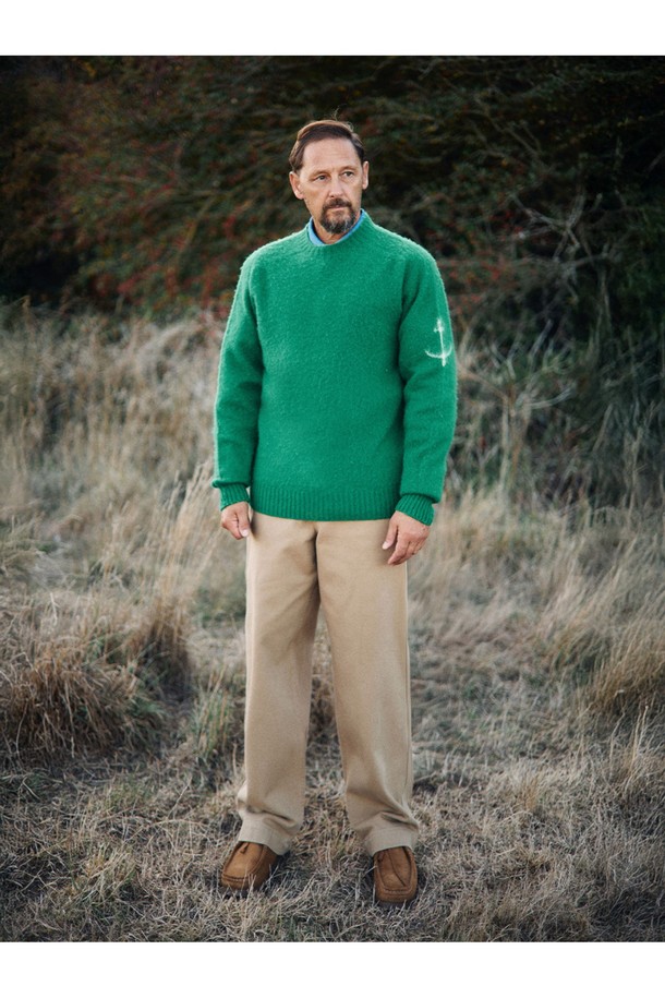 코튼 와이드 치노 팬츠 - 카키는 부드러운 면 소재로 제작되어 편안한 착용감을 선사합니다. 베이직하고 캐주얼한 스타일로 데이트룩, 카페룩 등 다양한 TPO에 활용하기 좋습니다. 넉넉한 루즈핏 와이드 실루엣에 YKK 지퍼, 백 플랩 포켓, 코인 포켓 등 실용적인 디테일을 더했습니다. 사이드 웨이스트 조절 기능과 가먼트 바이오워싱 처리로 완성도를 높였으며, 내추럴 레더 패치가 고급스러움을 더합니다. 봄, 가을 시즌에 어울리는 긴 기장의 무지 치노 팬츠로 캐주얼, 클래식, 미니멀 스타일을 연출해보세요.
