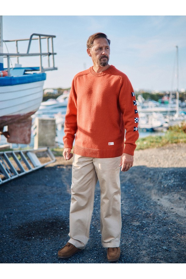 1940 오피서 치노 팬츠 - 라이트 카키는 밀리터리 스타일과 클래식한 무드를 결합한 남성용 치노 팬츠입니다. 사계절용으로, 릴랙스핏의 편안한 착용감을 선사하며, 두꺼운 두께감과 부드러운 촉감이 특징입니다. 고밀도 면 트윌 원단으로 제작되었으며, 바이오워싱 가공을 통해 자연스러운 질감을 더했습니다. 더블 웰트 포켓, 코인 포켓, YKK 지퍼, 천연 너트 버튼 등의 섬세한 디테일과 곡선 허리밴드가 돋보입니다. 출근룩이나 비즈니스 캐주얼, 클래식, 미니멀, 워크웨어 스타일을 즐겨 입는 분들께 추천합니다.
