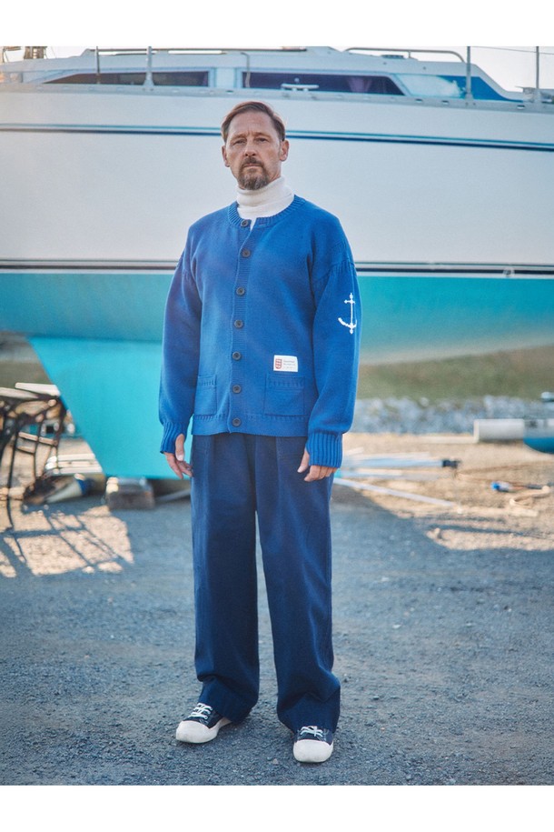 1940 오피서 치노 팬츠는 남성용 치노팬츠로, 밀리터리 및 클래식 스타일을 기반으로 제작되었습니다. 네이비 컬러의 무지 디자인에 릴랙스 핏으로 편안한 착용감을 선사하며, 사계절 내내 활용 가능합니다. 면 소재로 제작되어 부드러운 촉감을 자랑하며, YKK 지퍼, 천연 혼 버튼, 더블 웰트 포켓, 코인 포켓 등 디테일한 부분까지 신경 썼습니다. 바이오 워싱 가공을 통해 자연스러운 에이징 효과를 더하여, 출근룩, 비즈니스 캐주얼, 모임룩 등 다양한 TPO에 맞춰 클래식, 미니멀, 워크웨어 스타일을 연출할 수 있습니다.
