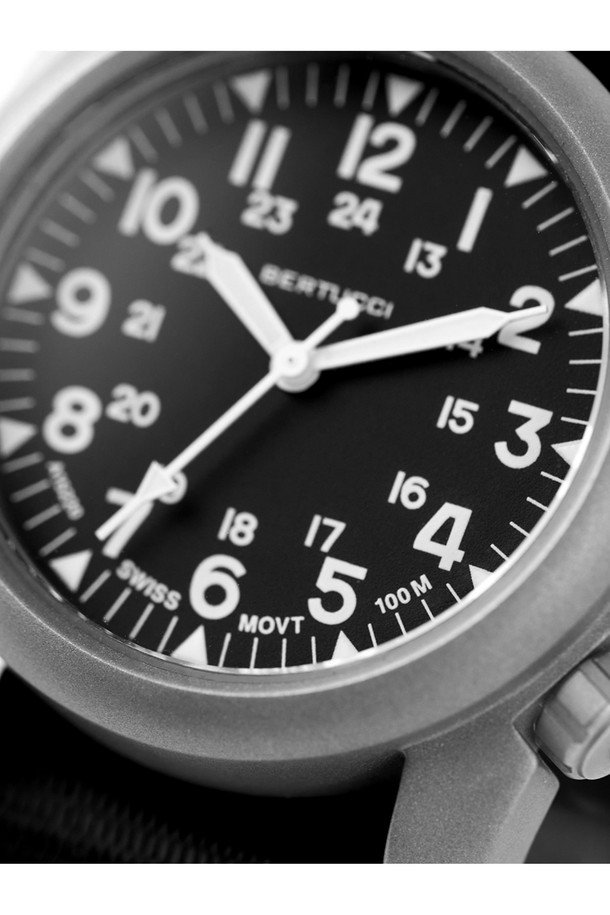 A-2S 빈티지 필드워치 11500은 남녀 모두 착용 가능한 밀리터리 스타일의 필드워치입니다. 블랙과 실버 색상으로 출시되었으며, 스테인리스 스틸과 나일론 소재를 사용하여 내구성을 높였습니다. 100m 방수 기능, Super-LumiNova 야광 처리, 내충격 기능을 갖춰 아웃도어, 전술용, 일상생활에서 폭넓게 활용할 수 있습니다. 4시 방향 크라운, NATO 스트랩, 유니바디 케이스, 24시간 다이얼 마킹 등 빈티지 워치 스타일을 완성하는 디테일이 돋보입니다. 여행룩, 클래식, 미니멀, 워크웨어 스타일을 즐기는 분들께 추천합니다.
