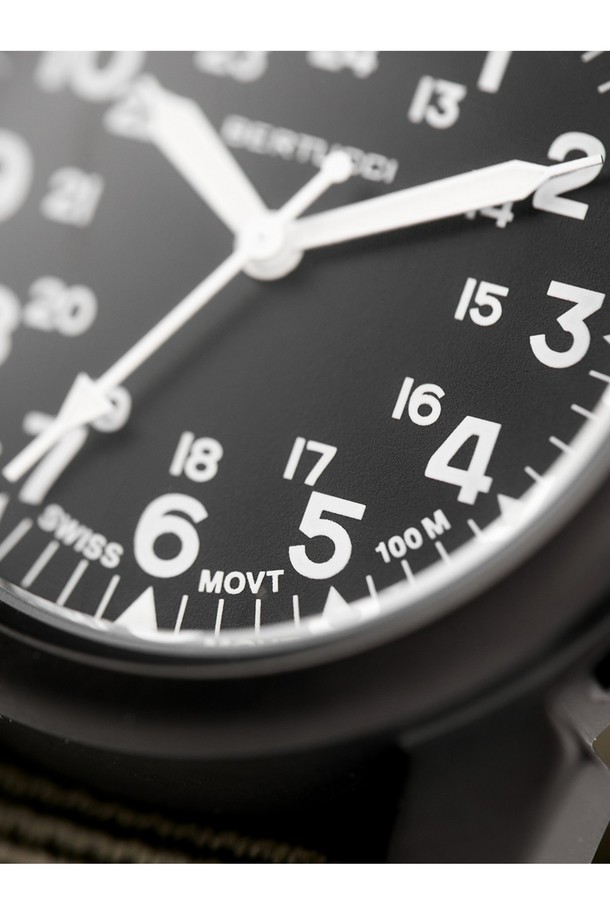 A-2S 빈티지 필드워치 11510은 클래식, 미니멀, 캐주얼 스타일을 즐기는 분들을 위한 시계입니다. 데이트룩, 카페룩, 쇼핑룩 등 다양한 TPO에 매치하여 세련된 분위기를 연출할 수 있습니다. 빈티지한 디자인과 심플한 디자인의 조화는 어떤 스타일에도 자연스럽게 어울립니다. 시계의 크기, 소재, 특징 등 자세한 정보는 상품 상세 페이지에서 확인하실 수 있습니다. 지금 바로 A-2S 빈티지 필드워치 11510으로 당신의 스타일을 완성해 보세요.
