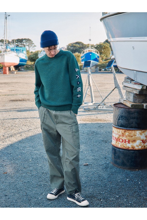 워시드 브리티쉬 아미 필드 팬츠 - 올리브는 남성용 필드 팬츠로, 캐주얼 및 밀리터리 스타일을 연출하기 좋습니다. 봄, 가을에 적합한 긴 기장의 면 소재 바지이며, 워싱 가공 처리되어 부드러운 촉감을 선사합니다. 레귤러핏으로 편안하게 착용 가능하며, 데일리룩과 캠핑룩에 활용하기 좋습니다. 넉넉한 수납을 위한 카고 포켓 디테일이 특징입니다.
