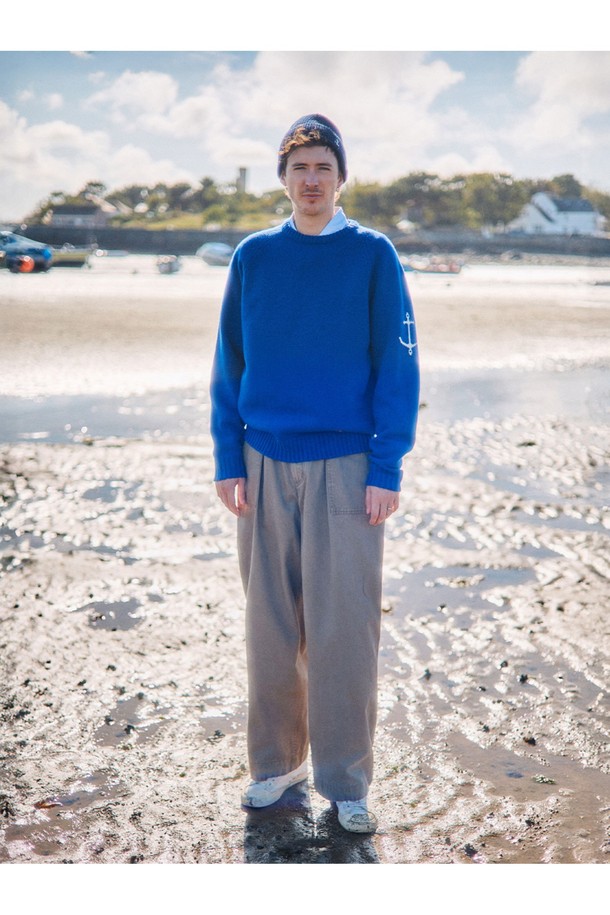 코튼 베이커 밴딩 팬츠 - 카키는 편안함과 스타일을 동시에 잡은 남성용 반바지입니다. 면 소재로 제작되어 봄, 여름 시즌에 시원하게 착용하기 좋으며, 루즈핏 디자인으로 활동성을 높였습니다. 허리 밴딩 처리로 편안한 착용감을 제공하며, 베이직하고 캐주얼한 스타일로 다양한 상의와 매치하기 좋습니다. 여행이나 휴가와 같은 TPO에 적합하며, 캐주얼, 미니멀, 클래식 스타일을 연출하기 좋습니다. 무지 디자인과 카키 컬러로 어떤 상의에도 잘 어울려 데일리룩으로 활용하기 좋습니다.
