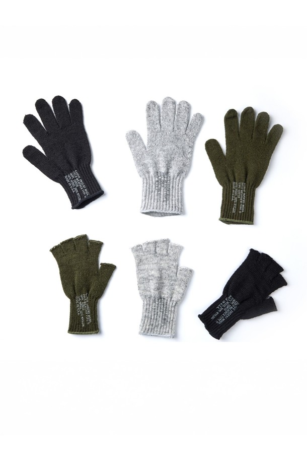 밀리터리 스타일의 풀핑거 장갑, 그레이 색상입니다. 부드러운 촉감과 두꺼운 두께로 가을, 겨울철 보온성을 높여줍니다. 니트와 울 소재로 제작되어 따뜻하고 편안한 착용감을 선사하며, 무지 디자인으로 다양한 스타일의 의상에 매치하기 좋습니다. 일상생활뿐만 아니라 밀리터리룩, 클래식, 미니멀, 캐주얼 스타일에도 잘 어울리며, 출근룩으로도 활용하기 좋습니다.
