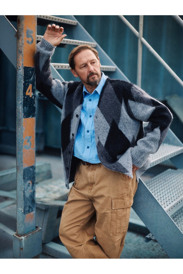 알파카 아가일 가디건 - 블랙은 부드러운 촉감의 알파카 소재로 제작되어 가을과 겨울에 따뜻하게 착용하기 좋은 두꺼운 두께감의 가디건입니다. 블랙과 그레이 컬러 배색의 아가일 무늬가 클래식하고 베이직한 분위기를 연출하며, 레귤러핏과 V넥 디자인으로 어떤 스타일에도 잘 어울립니다. 출근룩, 모임룩, 데이트룩 등 다양한 TPO에 활용 가능하며, 미니멀, 캐주얼한 스타일을 즐겨 입는 분들에게 추천합니다. 싱글 버튼 여밈 방식으로 편안하게 착용할 수 있으며, 긴 소매 기장으로 따뜻함을 더했습니다.
