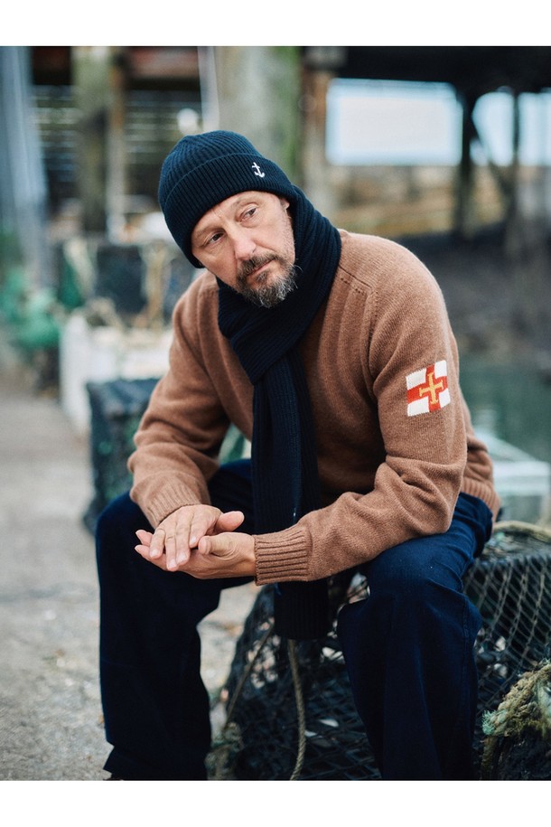 선선한 가을, 포근한 겨울을 위한 슈퍼 파인 메리노울 새들 스웨터입니다. 부드러운 촉감의 메리노울 소재로 제작되어 편안한 착용감을 선사하며, 레귤러 핏과 라운드넥 디자인으로 어떤 스타일에도 잘 어울립니다. 브라운 컬러와 무지 패턴이 어우러져 베이직하면서도 캐주얼한 무드를 연출하며, 출근룩은 물론 일상에서도 활용하기 좋습니다. 특히, 새들 디테일이 돋보여 세련된 포인트를 더합니다. 긴 소매 기장의 두꺼운 두께감으로 따뜻하게 몸을 감싸줍니다.