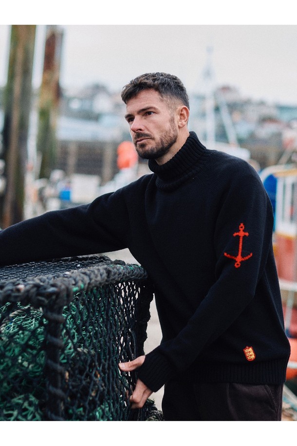 부드러운 헤비코튼 소재로 제작되어 포근한 착용감을 선사하는 헤비코튼 터틀넥 스웨터입니다. 베이직하고 캐주얼한 무드로, 가을과 겨울철 데일리룩에 활용하기 좋습니다. 레귤러핏으로 제작되어 편안한 활동성을 제공하며, 블랙 컬러로 어떤 하의와도 잘 어울립니다. 긴 소매와 터틀넥 디자인으로 보온성을 높였으며, 두꺼운 두께감으로 겨울철에도 따뜻하게 착용할 수 있습니다. 미니멀, 클래식 스타일을 즐겨 입는 분들께 추천합니다.
