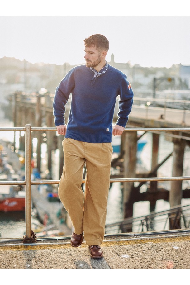 슈퍼 파인 메리노울 새들 스웨터 - 미드나잇 블루는 부드러운 촉감의 메리노울 소재로 제작된 레귤러핏 라운드넥 긴소매 스웨터입니다. 가을, 겨울 시즌에 어울리는 베이직하고 클래식한 스타일로, 일상복뿐만 아니라 출근룩으로도 활용 가능합니다. 얇은 두께감으로 편안한 착용감을 선사하며, 미니멀하고 캐주얼한 스타일을 연출하기 좋습니다. 특히, 영국 국기 패치 디테일이 포인트로 더해져 세련된 느낌을 줍니다.
