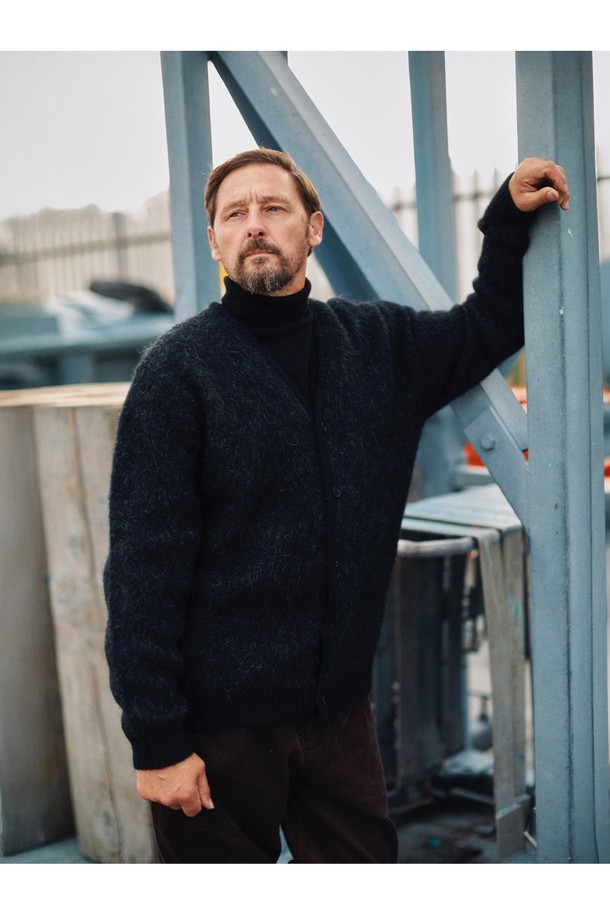 알파카 브이넥 가디건 - 블랙은 부드러운 촉감과 뛰어난 보온성을 자랑하는, 가을과 겨울에 어울리는 필수 아이템입니다. 일상과 출근룩에 모두 활용 가능한 베이직하고 클래식한 스타일로, 레귤러 핏과 긴 소매 기장이 편안한 착용감을 선사합니다. 싱글 버튼 디테일이 돋보이며, 무지 디자인으로 어떤 옷에도 쉽게 매치할 수 있습니다. 고급스러운 알파카 소재로 제작되어 오랫동안 변함없이 즐겨 입을 수 있습니다.
