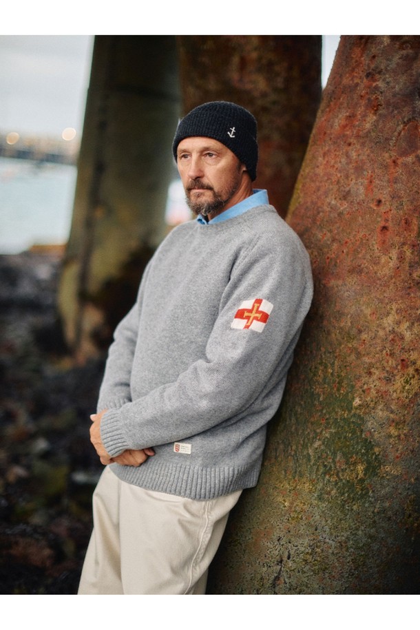 부드러운 촉감이 특징인 슈퍼 파인 메리노울 소재의 남성용 새들 스웨터입니다. 가을과 겨울에 어울리는 레귤러핏 라운드넥 긴소매 스웨터로, 베이직하고 캐주얼한 스타일을 연출합니다. 톤 다운된 그레이 컬러와 무지 디자인으로 어떤 옷에도 쉽게 매치할 수 있습니다. 팔 부분 십자 패치 디테일이 은은한 포인트를 더합니다. 미니멀, 클래식 스타일을 선호하는 분들께 추천합니다.
