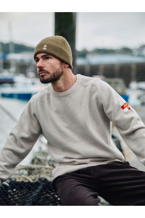 부드러운 촉감이 돋보이는 슈퍼 파인 메리노울 새들 스웨터 - 베이지입니다. 고급스러운 메리노울 소재로 제작되어, 가을과 겨울에 따뜻하게 입을 수 있습니다. 라운드넥과 레귤러핏 디자인으로 어떤 스타일에도 잘 어울리는 베이직한 아이템입니다. 심플한 디자인과 베이지 컬러가 미니멀하고 클래식한 분위기를 연출합니다. 긴 소매 기장의 무지 디자인으로, 다양한 룩에 활용하기 좋습니다.
