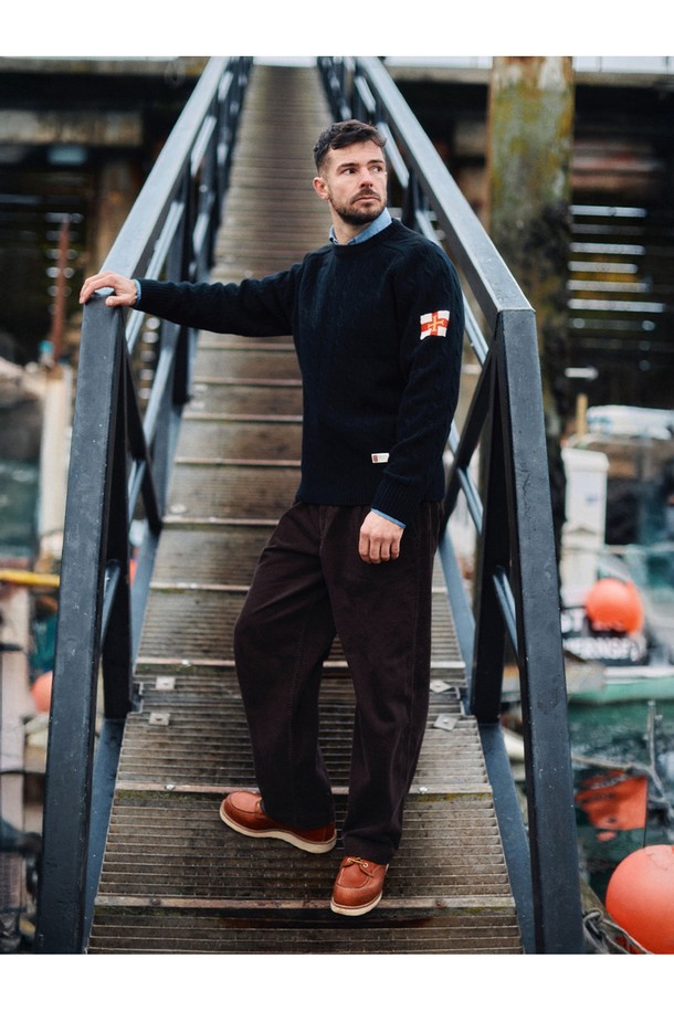 슈퍼 파인 메리노울 케이블 스웨터 - 블랙은 고급 메리노울 소재로 제작되어 부드러운 촉감을 선사하는 남녀 공용 스웨터입니다. 가을, 겨울 시즌에 어울리며, 베이직하고 클래식한 스타일로 다양한 룩에 활용하기 좋습니다. 레귤러 핏에 라운드넥 디자인, 긴소매 기장으로 편안한 착용감을 제공하며, 두꺼운 두께감으로 따뜻하게 입을 수 있습니다. 특히, 케이블 패턴이 돋보여 미니멀하면서도 세련된 분위기를 연출하며 출근룩에도 적합합니다.
