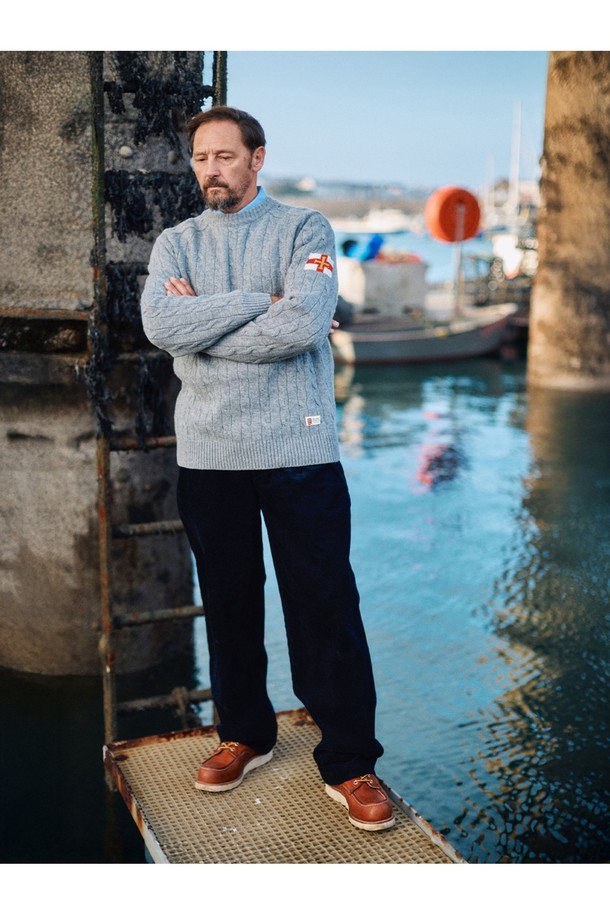 부드러운 촉감의 프리미엄 메리노울 소재로 제작된 슈퍼 파인 메리노울 케이블 스웨터 - 그레이입니다. 가을과 겨울, 데일리룩과 비즈니스 캐주얼에 모두 잘 어울리는 베이직하고 클래식한 스타일의 라운드넥 스웨터입니다. 촘촘한 케이블 니트 패턴과 레귤러핏 디자인으로, 어떤 옷에도 매치하기 쉬워 활용도가 높습니다. 톤 다운된 그레이 컬러는 고급스러운 분위기를 더하며, 긴 소매 기장으로 따뜻하게 착용할 수 있습니다. 

