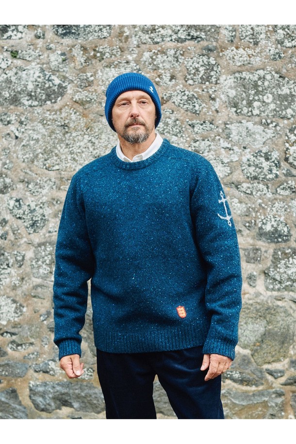 네프사 새들 스웨터 - 네이비는 캐주얼, 클래식, 미니멀 스타일을 아우르는 공용 스웨터입니다. 가을과 겨울에 어울리는 두꺼운 두께감의 울 소재로 제작되어 부드러운 촉감을 선사하며, 라운드 넥과 긴 소매 디자인이 특징입니다. 베이직한 무지 패턴과 레귤러핏으로 다양한 스타일에 매치하기 용이하며, 어깨 장식 디테일이 포인트로 더해졌습니다. 네이비 컬러의 크롭 기장 상의로, 일상에서 편안하고 세련된 스타일을 연출할 수 있습니다.
