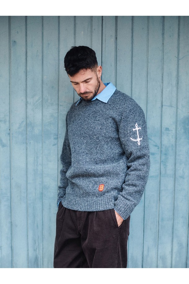 네프사 새들 스웨터 - 차콜은 울 소재로 제작되어 부드러운 촉감을 자랑하는 남녀 공용 스웨터입니다. 톤 다운된 차콜 컬러와 베이직한 디자인으로, 캐주얼 및 클래식, 미니멀 스타일 모두 소화 가능하며 출근룩으로도 활용하기 좋습니다. 레귤러 핏에 라운드넥 디자인, 긴 소매 기장으로 제작되었으며, 두꺼운 두께감으로 가을, 겨울 시즌에 따뜻하게 착용할 수 있습니다. 앵커 로고 자수 디테일이 포인트로 더해져 세련된 느낌을 선사합니다.
