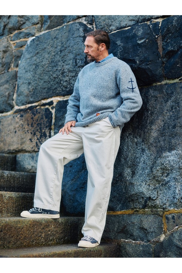 네프사 새들 스웨터 - 그레이는 가을, 겨울 시즌에 어울리는 공용 니트/스웨터입니다. 부드러운 울 소재로 제작되어 포근한 착용감을 선사하며, 레귤러핏과 라운드넥 디자인으로 편안한 착용감을 제공합니다. 베이직하고 캐주얼한 스타일에 무지 패턴의 그레이 컬러가 더해져 어떤 룩에도 잘 어울립니다. 출근룩, 캐주얼, 클래식, 미니멀 스타일 연출에 적합하며, 심플한 자수 디테일이 포인트로 더해졌습니다. 두꺼운 두께감으로 따뜻함을 유지하며, 긴 소매 기장으로 간결한 맵시를 더합니다.
