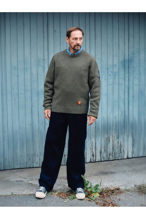 네프사 새들 스웨터 - 올리브는 남녀 공용으로 착용 가능한 울 소재의 라운드넥 긴소매 스웨터입니다. 가을, 겨울 시즌에 어울리는 두꺼운 두께감과 부드러운 촉감이 특징이며, 베이직하고 캐주얼한 스타일을 연출합니다. 레귤러핏으로 제작되어 편안한 착용감을 선사하며 숄더 패치 디테일이 돋보입니다. 출근룩과 모임룩은 물론 캐주얼, 클래식, 미니멀 스타일까지 소화 가능한 활용도 높은 아이템입니다.
