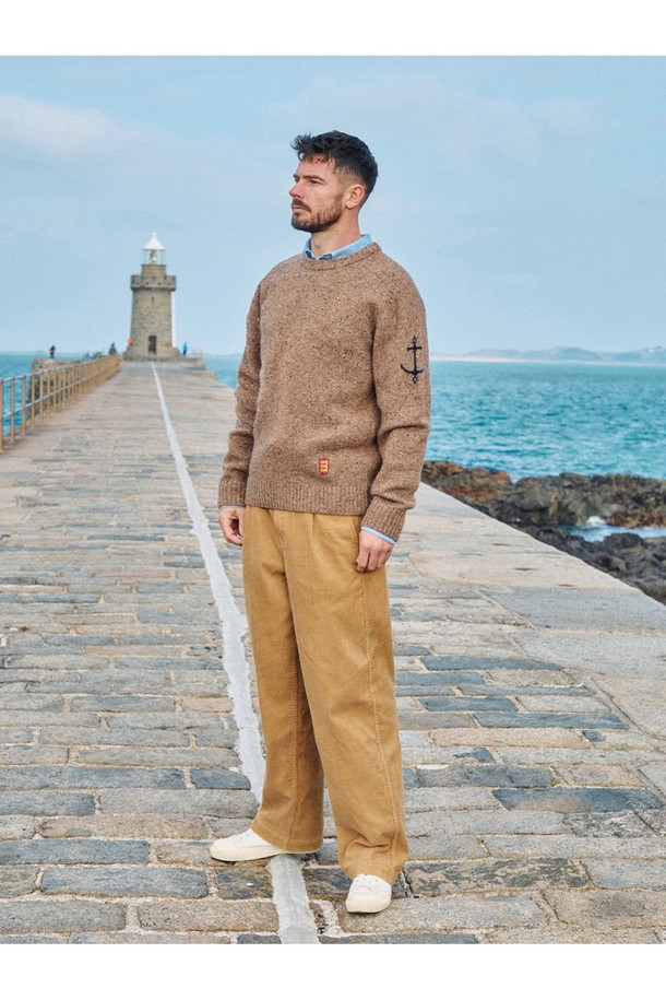 네프사 새들 스웨터 - 피넛은 부드러운 촉감의 울 소재로 제작된 공용 스웨터입니다. 가을, 겨울 시즌에 어울리는 두꺼운 두께감과 레귤러핏으로 편안하게 착용 가능합니다. 라운드넥 디자인에 앵커 자수 디테일이 포인트로 더해져 캐주얼하면서도 베이직한 스타일을 연출합니다. 데이트룩, 캐주얼, 클래식, 미니멀 스타일을 즐겨 입는 분들께 추천하며, 피넛 브라운 컬러가 따뜻하고 포근한 분위기를 선사합니다. 크롭 기장으로 세련된 핏을 완성합니다.
