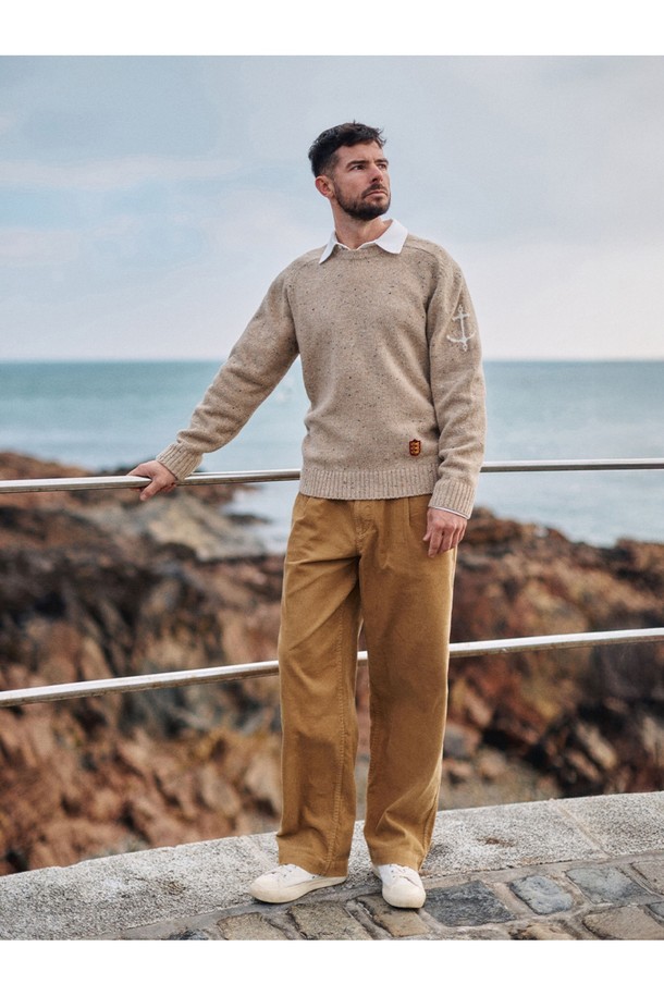 네프사 새들 스웨터 - 베이지는 가을과 겨울, 일상과 출근룩에 모두 잘 어울리는 공용 스웨터입니다. 부드러운 울 소재로 제작되어 따뜻하고 포근한 착용감을 선사하며, 레귤러 핏과 라운드넥 디자인으로 편안한 착용감을 제공합니다. 베이직, 캐주얼, 클래식, 미니멀 스타일을 추구하는 분들께 추천하며, 앵커 자수 디테일이 포인트로 더해져 밋밋함을 덜어줍니다. 두꺼운 두께감과 긴 소매 기장으로 추운 날씨에도 따뜻하게 입을 수 있습니다.
