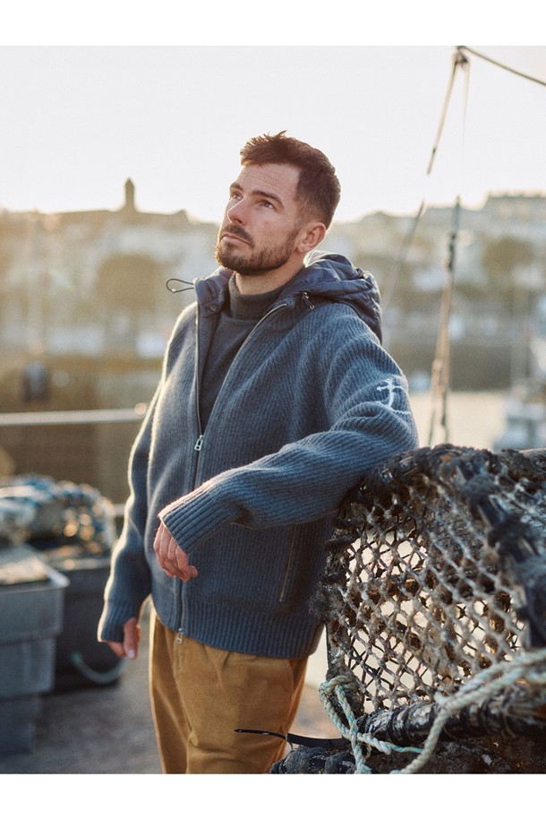 그레이 컬러의 디테쳐블 패딩 후드 헤비 집업 스웨터입니다. 넉넉한 두께감의 울 소재로 제작되어 가을과 겨울에 따뜻하게 착용할 수 있습니다. 후드는 탈부착이 가능하여 다양한 스타일 연출이 용이하며, 레귤러 핏으로 편안한 착용감을 제공합니다. 캐주얼, 스포티, 미니멀 스타일을 즐겨 입는 분들께 추천하며, 출근룩과 캠핑룩 등 다양한 TPO에 활용할 수 있습니다. 무지 디자인으로 어떤 옷에도 잘 어울리며, 부드러운 촉감의 패딩 안감으로 포근함을 더했습니다.
