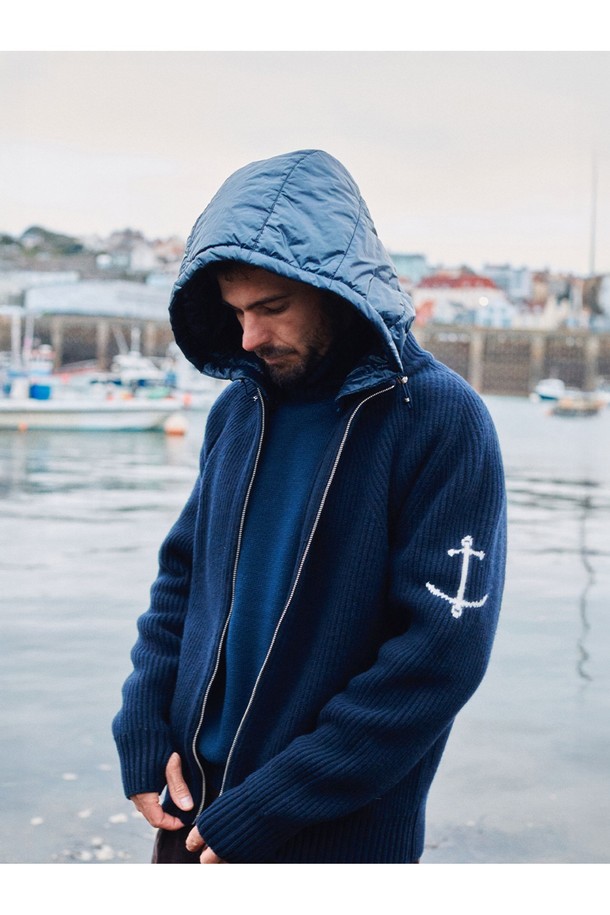 네이비 컬러의 디테쳐블 패딩 후드 헤비 집업 스웨터입니다. 쌀쌀한 가을과 추운 겨울철, 캐주얼하고 스포티한 스타일을 연출하기에 적합합니다. 레귤러 핏에 긴 소매 기장으로 제작되었으며, 두꺼운 두께감의 니트 소재와 패딩 안감으로 보온성을 높였습니다. 탈부착 가능한 후드 디자인으로, 출근룩이나 캠핑룩 등 다양한 TPO에 맞춰 활용할 수 있습니다. 무지 패턴으로 미니멀한 스타일 연출에도 용이합니다.
