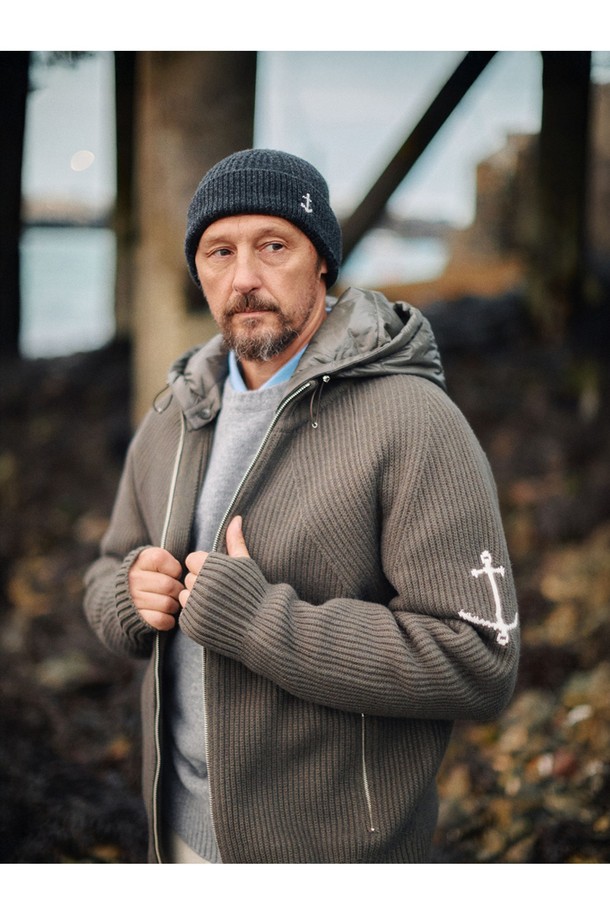 올리브 색상의 디테쳐블 패딩 후드 헤비 집업 스웨터입니다. 넉넉한 두께감의 니트 소재와 레귤러핏으로 제작되어 캐주얼하고 스포티한 스타일을 연출합니다. 탈부착 가능한 후드와 집업 여밈 방식으로 편안하게 착용할 수 있으며, 안감은 패딩으로 처리되어 가을, 겨울철 따뜻함을 선사합니다. 무지 디자인으로 다양한 룩에 활용하기 좋으며, 일상복으로 적합합니다. 긴소매 기장으로 보온성을 높였습니다.
